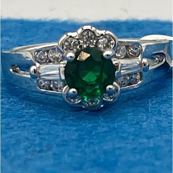 May Birthstone Faux Round Green Emerald Rhinestone Mini Cluster Silver Tone Ring - Picture 11 of 12